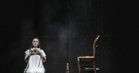Julie de Boesmans se cherche dans l’obscurité à l’Opéra de Nancy