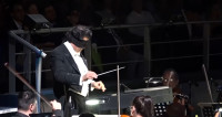 Festival Puccini : Un chef dirige les yeux bandés pour dénoncer la mise en scène