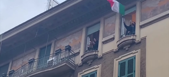 L'Italie confinée chante l'opéra aux balcons