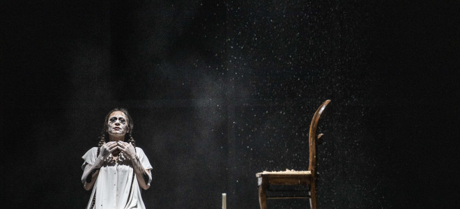 Julie de Boesmans se cherche dans l’obscurité à l’Opéra de Nancy