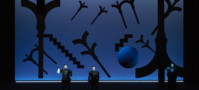 Otello de bleu et d'ivoire par Bob Wilson capté à l'Opéra National de Grèce