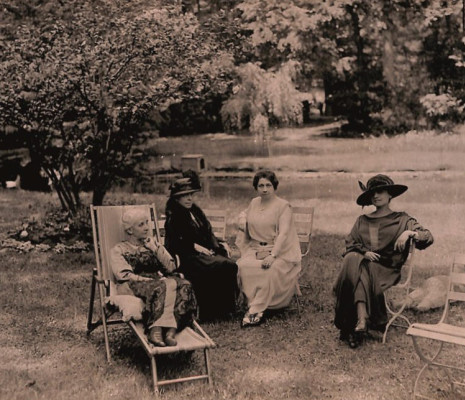 Mel Bonis à Sarcelles avec trois amies - années 1920