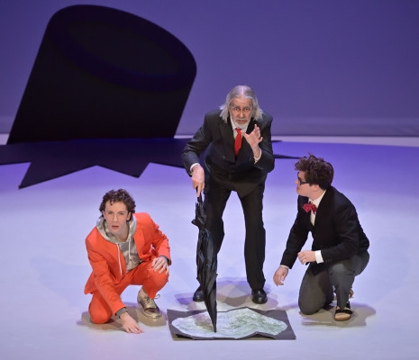 Arthur Roussel, Franck Leguérinel et Matéo Vincent-Denoble dans Le Voyage dans la lune par Laurent Pelly