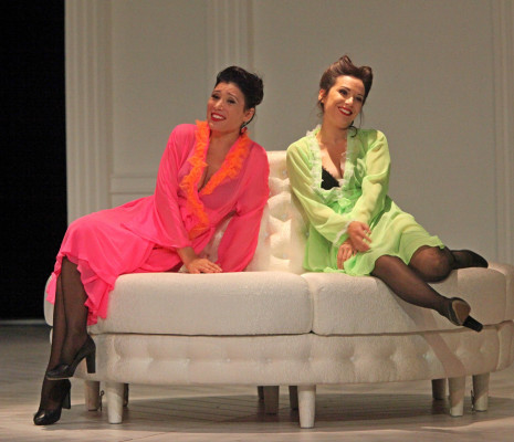 Gabrielle Philiponet et Annalisa Stroppa dans Cosi Fan Tutte par Frédéric Roels