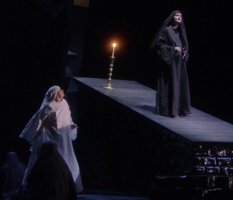 Agnes Selma Weiland et Magdalena Anna Hofmann dans Sancta Susanna par John Fulljames