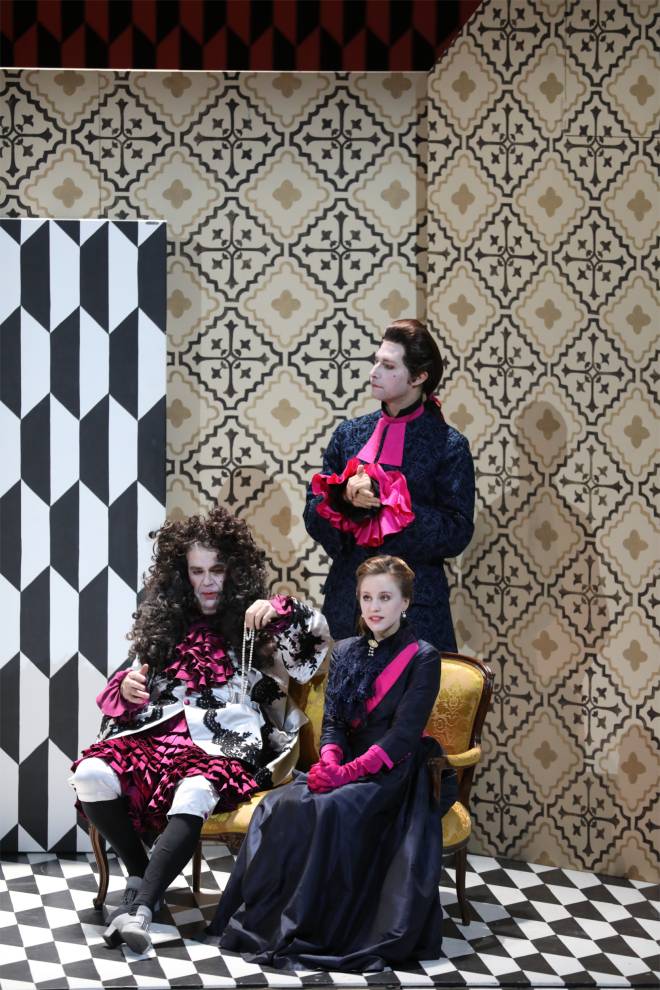 Michele Govi, Rocío Perez et Alex Martini (debout) - Don Pasquale par Pierre-Emmanuel Rousseau