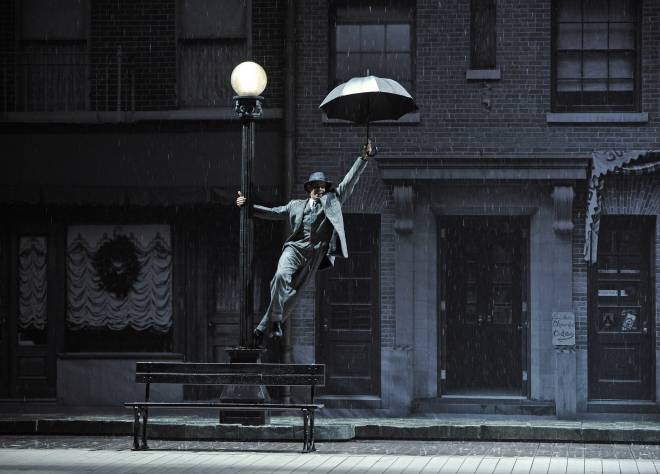 Dan Burton - Singin' in the Rain par Robert Carsen