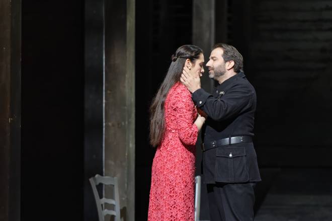 Ludivine Gombert & Florian Laconi - Carmen par Nicola Berloffa