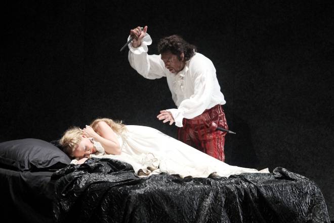 Vladimir Galousine (Otello) et Inva Mula (Desdémone) 
