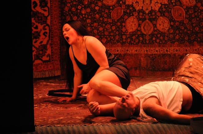 Ausrine Stundyte et John Daszak (Sergueï) dans Lady Macbeth de Mzensk
