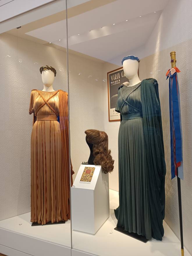 Costumes de La Callas pour Norma, perruque de Médée et canne-thyrse de Tosca