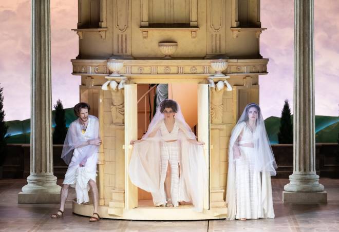 Andrew Pepper, Valerie Gabail & Neïma Naouri - A Funny Thing Happened on the Way to the Forum par Cal McCrystal