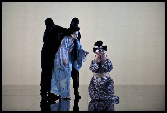 Qiuling Zhang et Amanda Echalaz dans Madame Butterfly