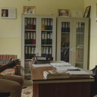 Le contre-ténor Serge Kakudji rencontre Nathalie Masela, avocate qui travail pour la CAJJ (Centre d’Aide Juridico-Judiciaire) de Kolwezi