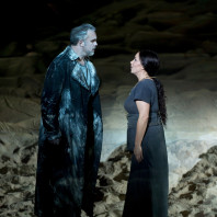 Simon Neal et Elisabet Strid dans Le Vaisseau fantôme par Alex Ollé et La Fura dels Baus