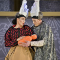 Majdouline Zerari et Nicholas Merryweather dans La Princesse légère