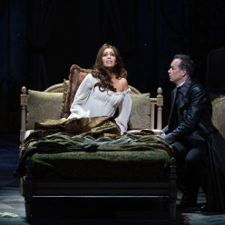Nadine Sierra & Stephen Costello - La Traviata par Michael Mayer