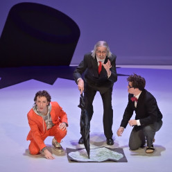 Arthur Roussel, Franck Leguérinel et Matéo Vincent-Denoble dans Le Voyage dans la lune par Laurent Pelly