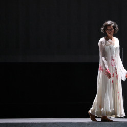 Lisette Oropesa - Lucia di Lammermoor par Yannis Kokkos