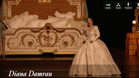Damrau dans la Traviata mise en scène par Jacquot