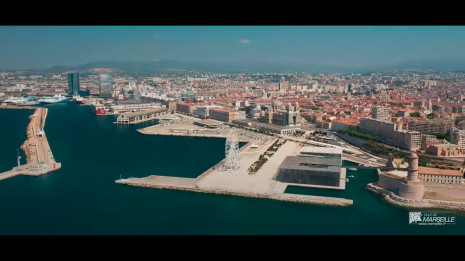 Marseille confinée : Promenade spectaculaire en altitude et en musique